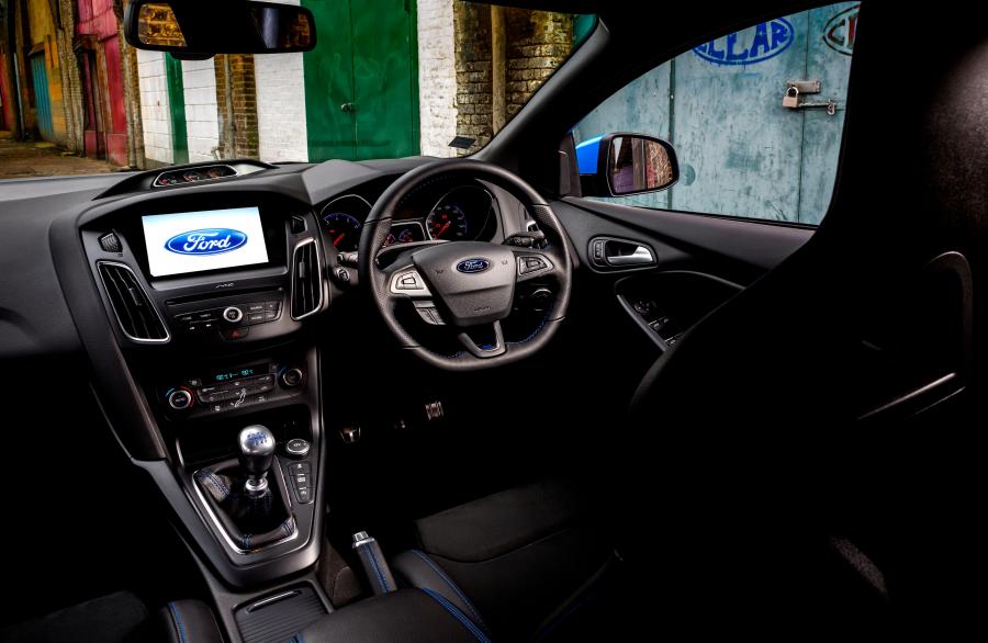 Интерьер Ford Focus RS 2016 года  (UK) (фото 31 из 43)